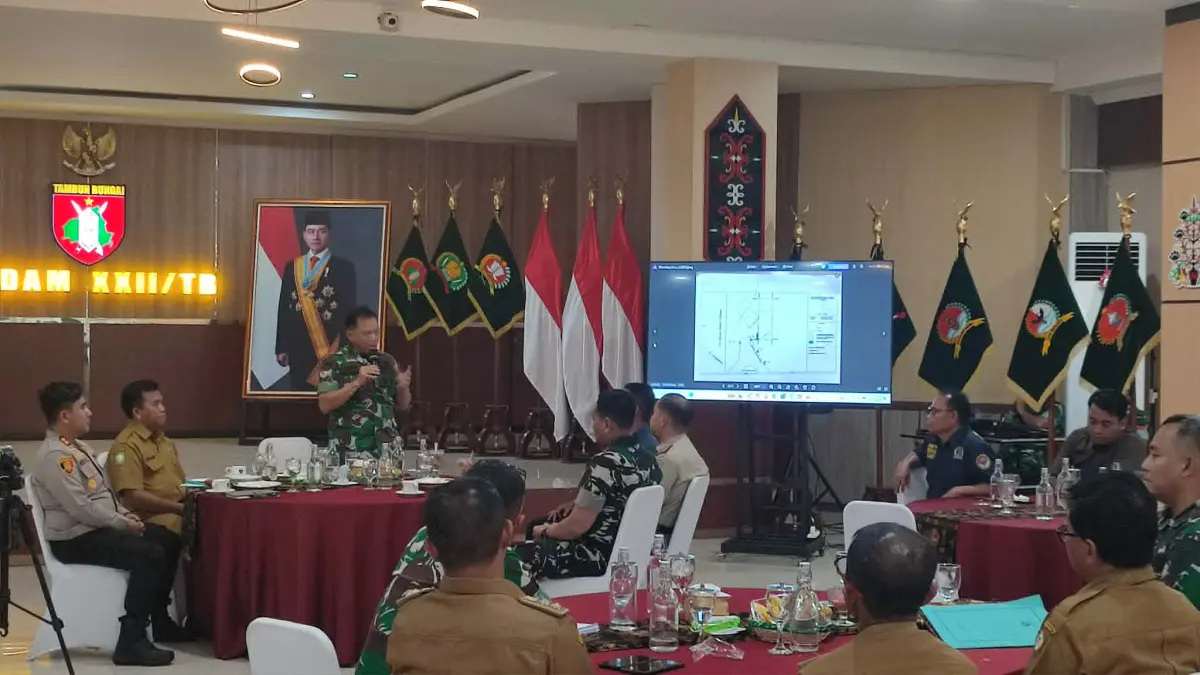 PAPARAN: Panglima Komando Daerah Militer (Pangdam) XXII/Tambun Bungai Mayjen TNI Zainul Arifin bersama stekhoder terkait saat penjelasan Lahan pembangunan Batalyon Infanteri Teritorial Pembangunan (Yonif TP) 923 Mentaya. (DODI/RADAR SAMPIT)