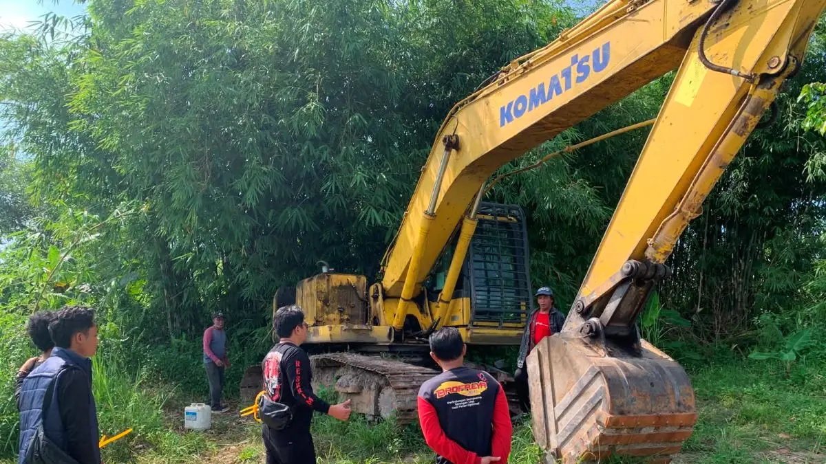 PENCURIAN : Petugas Polres Kotim olah TKP pencurian komponen ekskavator di Desa Penyang, Kecamatan Telawang, Jumat (29/5/2026). FOTO: POLRES KOTIM/RADAR SAMPIT