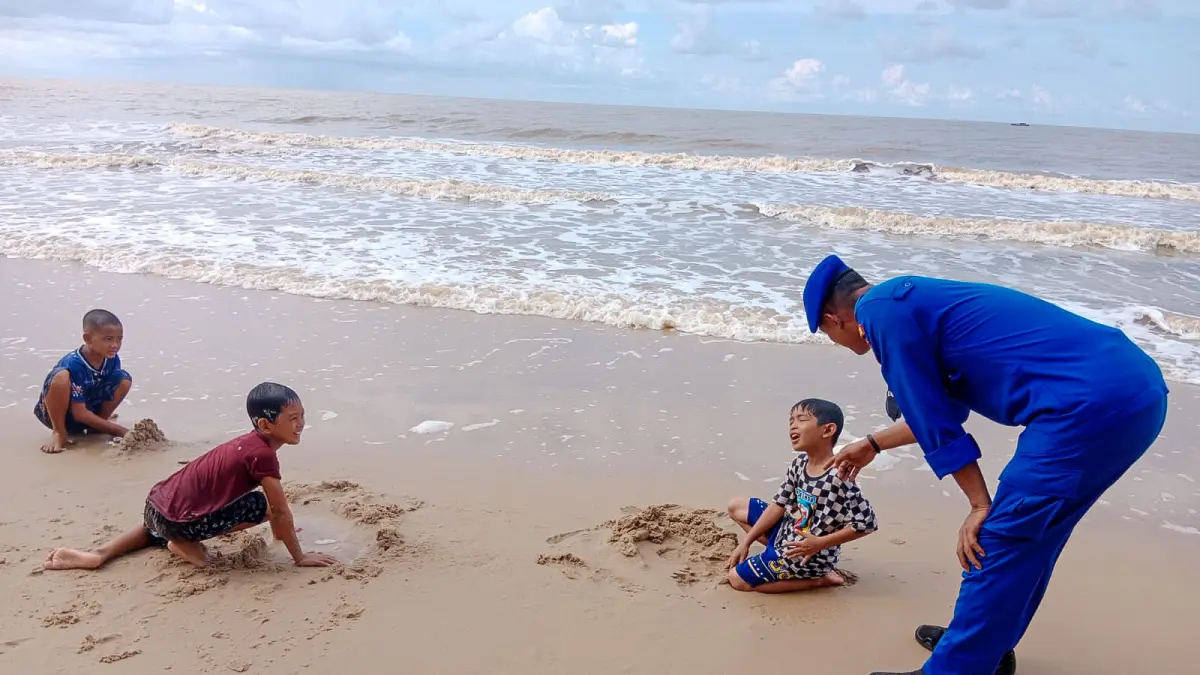 Personel Polres Seruyan, saat menyapa pengunjung yang bermain di pesisir pantai Sei Bakau.(istimewa/Polres Seruyan)