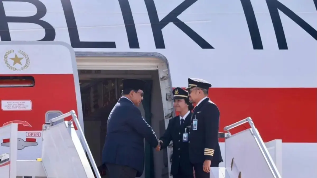 Potret Presiden Prabowo Subianto saat menyakami kru pesawat kepresidenan, salah satunya Tania Widjaya. (Instagram @taniawidjaya)