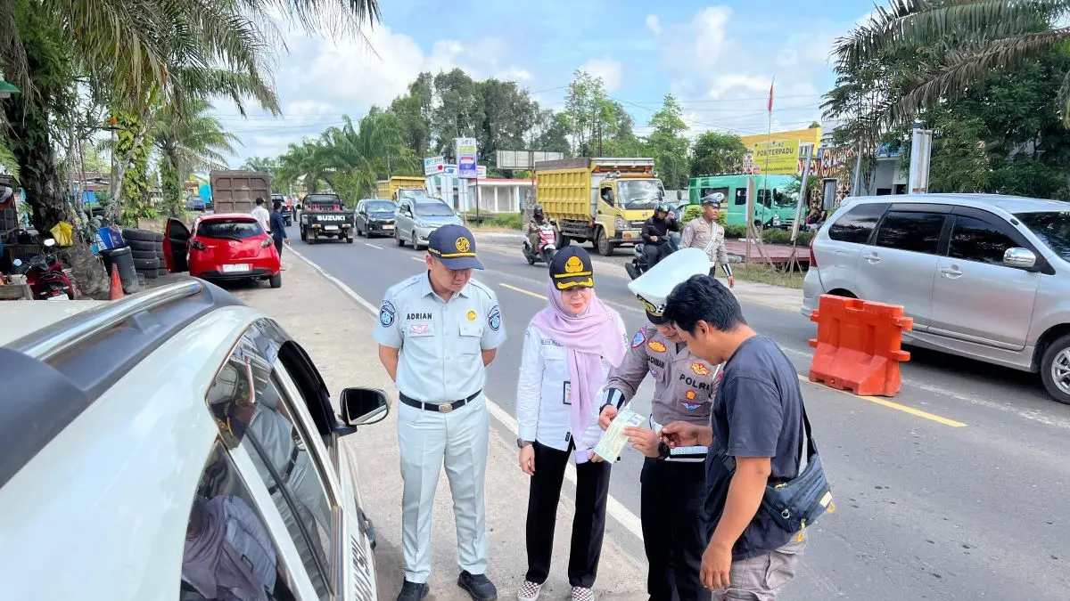 RAZIA: Polantas Polres Kotim melaksanakan pemeriksaan kelengkapan pengendara di Jalan Jenderal Sudirman, Sampit, belum lama tadi. FOTO: POLRES KOTIM/RADAR SAMPIT
