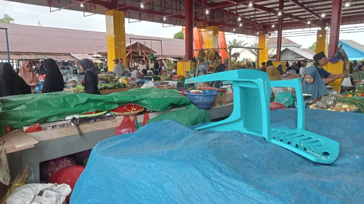 Sejumlah pedagang di Pasar Saik Sukamara masih menikmati libur Iduladha. (FAUZIANNUR/RADAR SAMPIT)