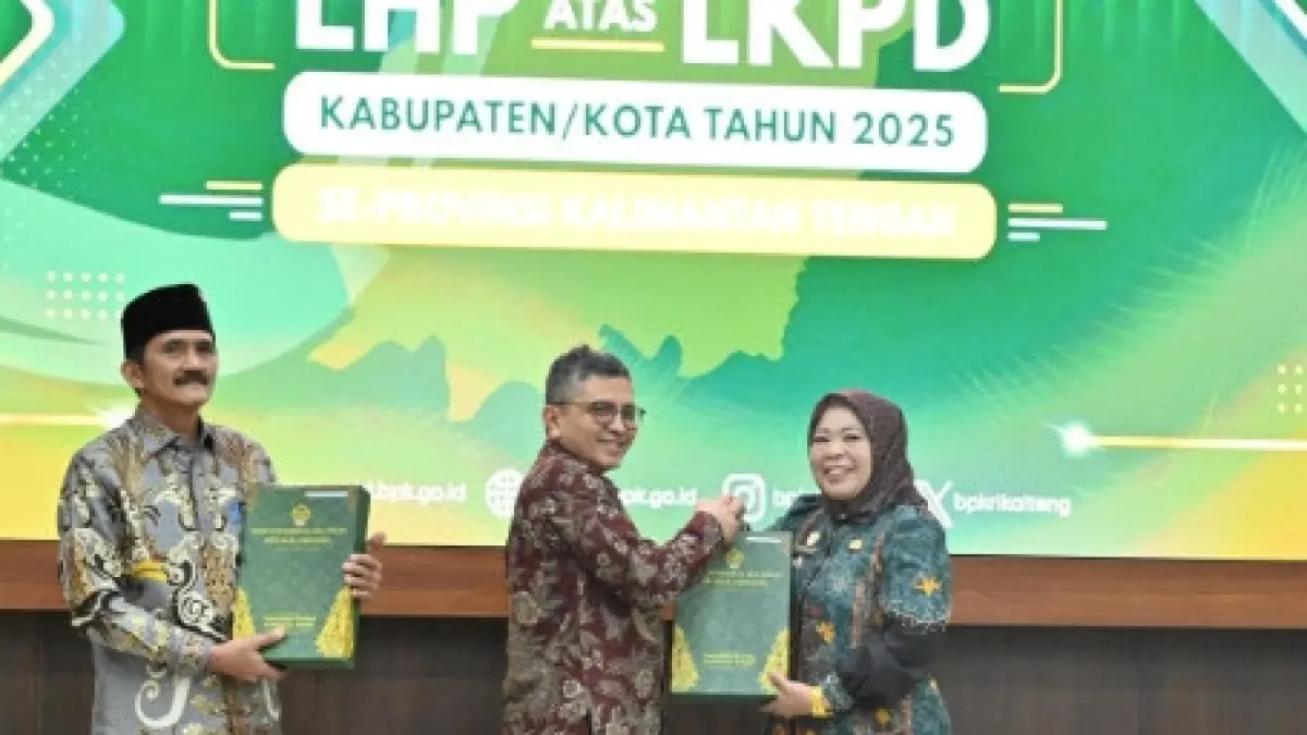 Bupati Kobar Hj Nurhidayah menyerahkan Laporan Hasil Pemeriksaan (LHP) kepada Kepala BPK RI Perwakilan Kalteng di kantor BPK Palangkaraya, Jumat (29/5/2026) (Prokom/Radar Sampit)