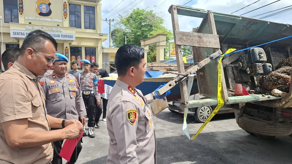 Kapolres Kotim AKBP Resky Maulana Zulkarnain saat memeriksa barang bukti milik pelaku pencurian sawit di Polres Kotim, Sabtu (30/5) (Fahry/Radar Sampit)
