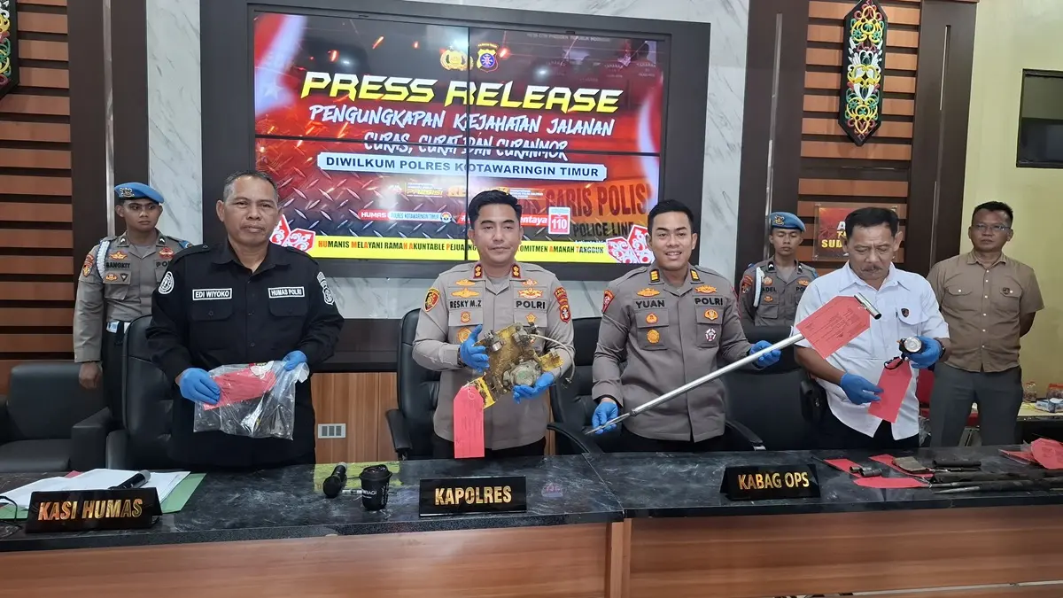 Kapolres Kotim AKBP Resky Maulana Zulkarnain saat menunjukan barang bukti kejahatan jalanan di Polres Kotim, Sabtu (30/5) siang (Fahry/Radar Sampit)