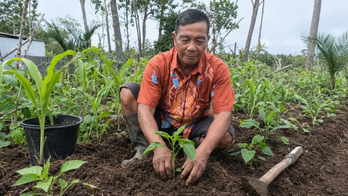 KETAHANAN PANGAN : Pendeta Diun F Nusan (74) ketika berada di lahan miliknya yang telah dimanfaatkan untuk menanam sayuran dan budidaya ikan, Kamis (28/5/2026). FOTO: ARHAM SAID/AI/RADAR SAMPIT