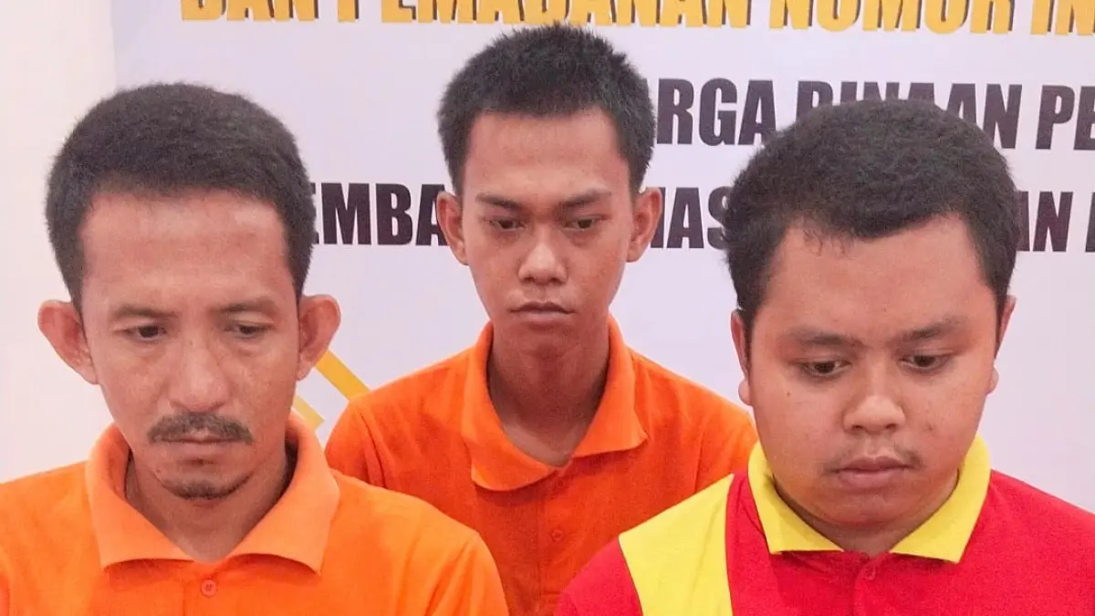 Ketiga terdakwa divonis pidana penjara selama 1 tahun 9 bulan setelah dinyatakan terbukti bersalah melakukan tindak pidana pencurian dengan pemberatan.