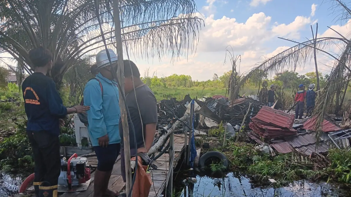 Kobaran api yang cepat membesar diduga dipicu korsleting listrik. Beruntung tidak ada korban jiwa dalam peristiwa tersebut, meski kerugian material diperkirakan mencapai Rp50 juta. (Warga/Radar Sampit)