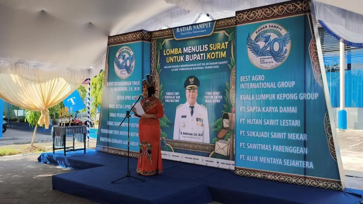 Maharani Ayu Diah Warman dari SMPN 1 Sampit membacakan surat langsung di hadapan Bupati Kotawaringin H Halikinnor di halaman kantor Radar Sampit 25 Mei 2026. 
