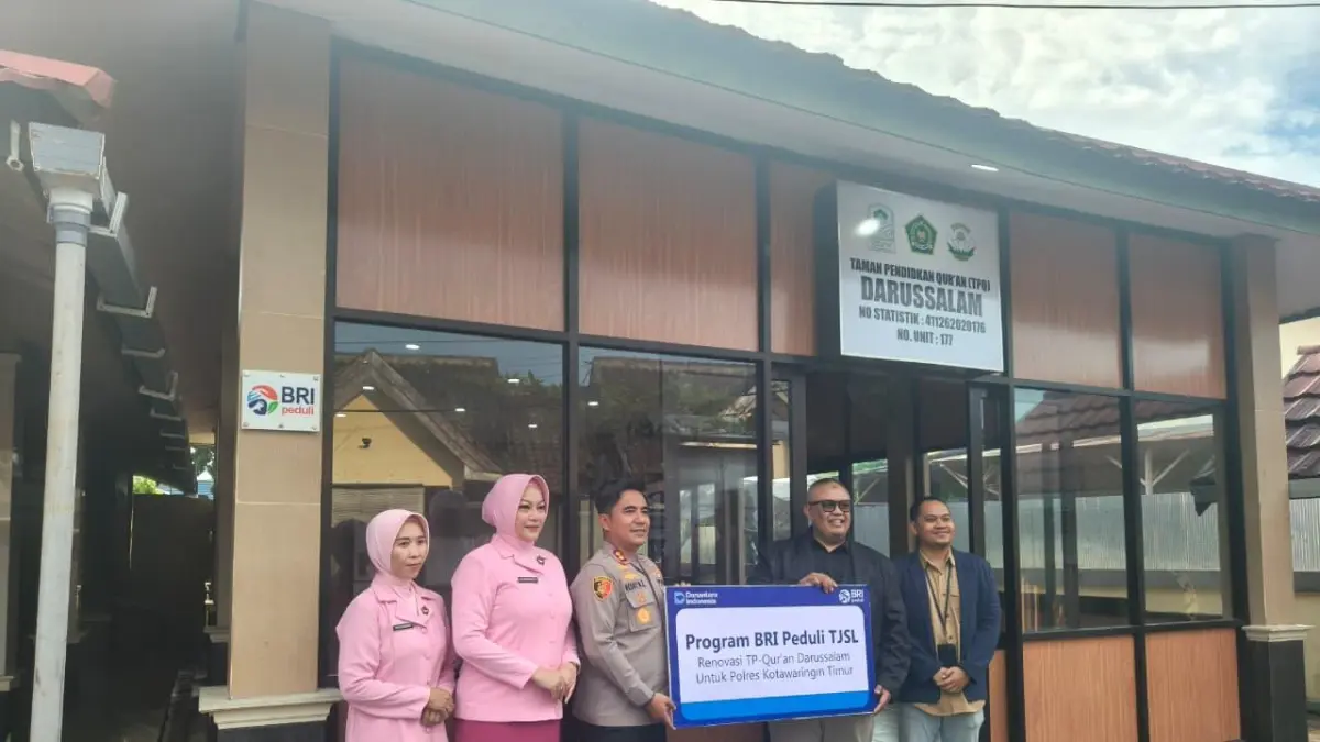 Penyerahan bantuan dilakukan oleh Pemimpin BRI Cabang Sampit, Makhfudhi Badrul Kamal, kepada Kapolres Kotawaringin Timur, AKBP Resky Maulana, S.I.K., didampingi istri.
