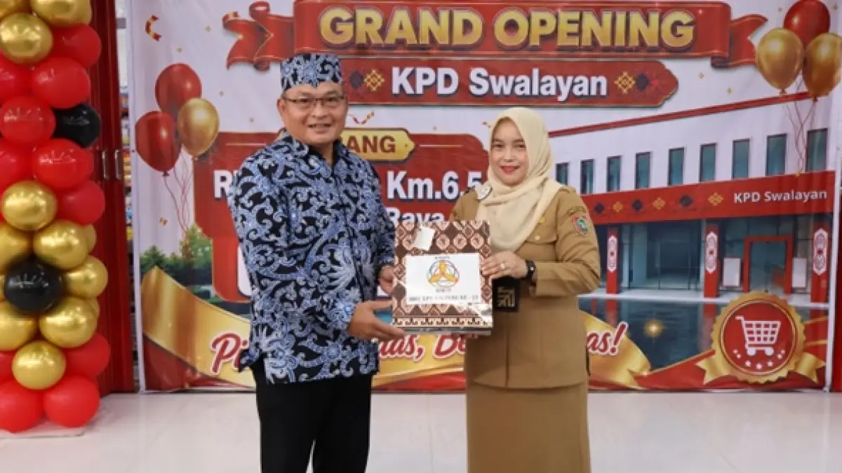 Plt. Kepala Bidang Pemberdayaan dan Pengembangan Koperasi Rismawati mewakili Kepala Dinas Koperasi dan UKM Kalteng dan Ambu Naptamis, dalam acara pembukaan KPD Cabang R.T.A. Milono Km. 6,5 Palangka Raya pada Selasa (26/5/2026). (Foto/Dok.: KPD Kalteng) 