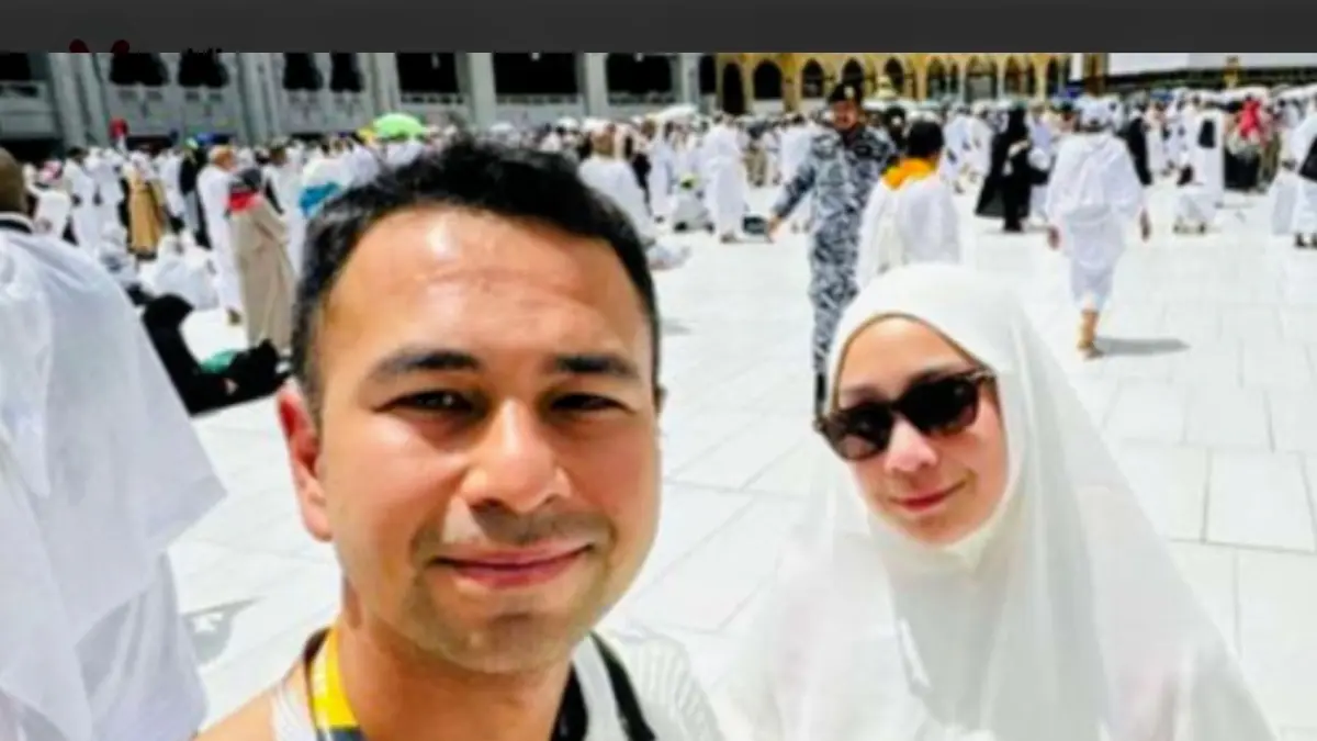 Raffi Ahmad saat melaksanan ibadah haji dengan sang istri, Nagita Slavina. (istimewa)