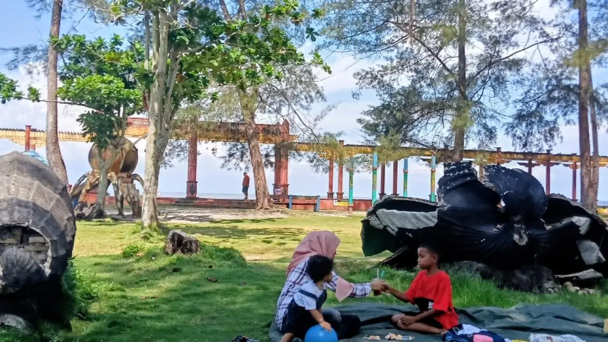 Salah satu sudut Pantai Kubu yang nampak lengang saat momen libur Iduladha dan cuti bersama, Sabtu (30/5).(tyo/radarsampit)