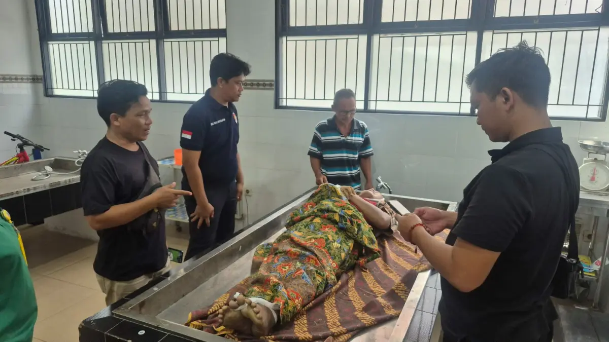 TERIDENTIFIKASI; Sempat jadi Mister X, akhirnya teridentifikasi. Jenazah Bobby saat di rumah sakit. (warga/radar sampit)