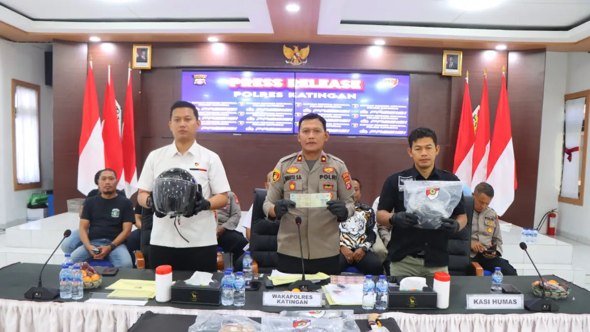 Wakapolres Katingan Kompol Wahyu Satiyo Budiarjo didampingi Kasatreskrim Iptu Gusti M. Rifa Adabi dan Kasihumas Iptu Moh. Mastur saat press rilis penanganan kasus kejahatan di Aula Bhayangkara Polres Katingan, Sabtu (30/5/2026). (Yus/Radar Sampit)