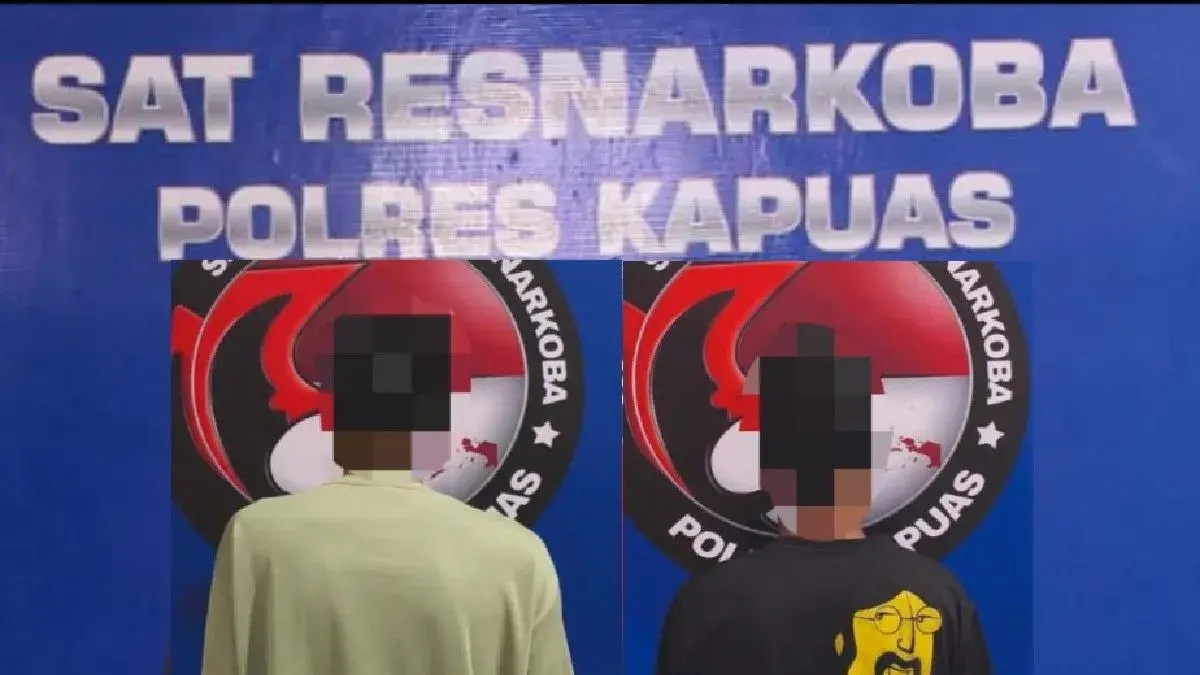 Dua pria berinisial RM (34) dan A (23) yang berprofesi sebagai guru dan mahasiswa beserta barang bukti sabu diamankan di Mapolres Kapuas, Minggu (31/5/2026). (Polres Kapuas)