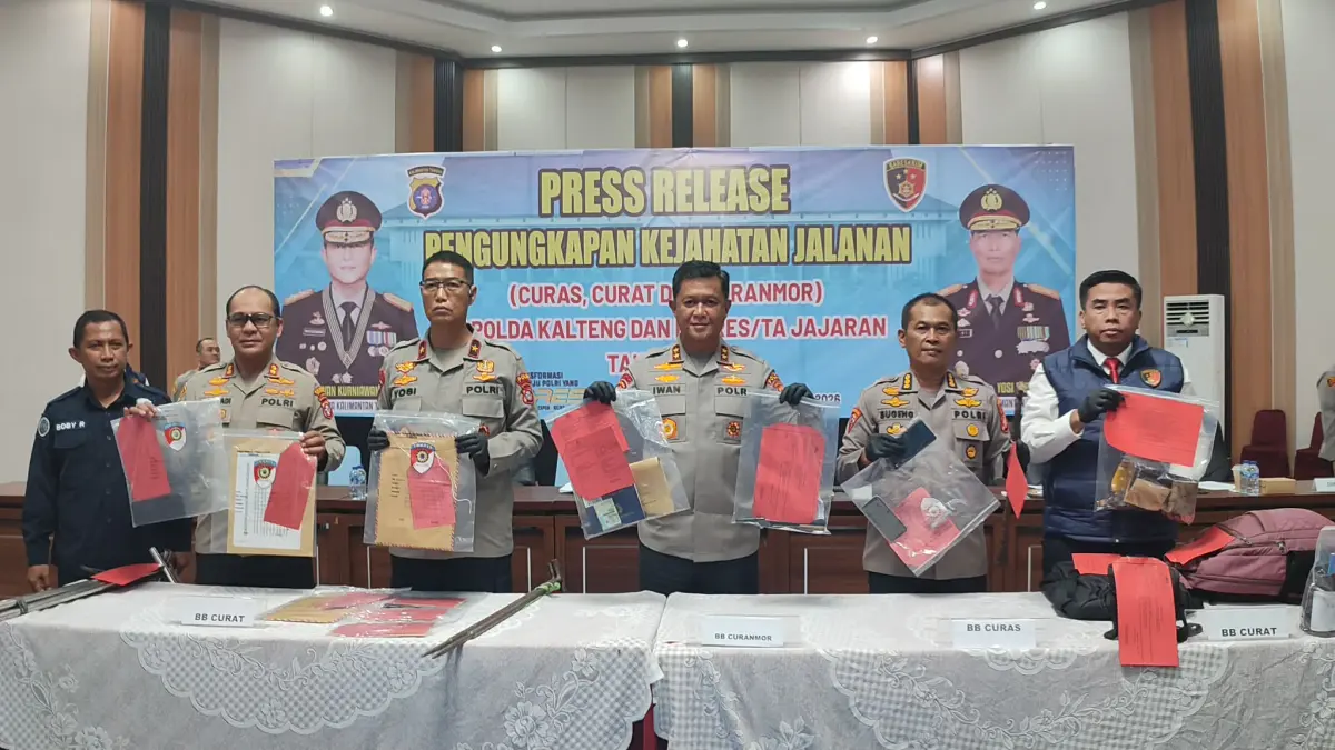 Kapolda Kalteng Irjen Pol Iwan Kurniawan dan jajaran saat merilis hasil peninakan kejahatan curat, curas dan curanmor dalam 5 bulan terakhir.(dodi/radarsampit)
