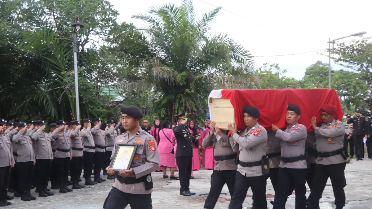 
Kapolres Kotim AKBP Resky Maulana Zulkarnain saat memimpin pengantaran jenazah anggota Polres Kotim di pemakaman muslimin, Baamang, Sampit, Sabtu (30/5). (Humas Polres Kotim)