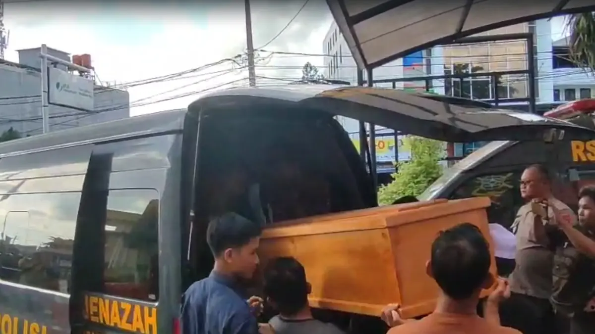 MENINGGAL: Jenazah Anton Kurniawan Stiyanto saat akan dimasukkan ke mobil untuk diserahkan ke pihak keluarga. Rencananya akan dimakamkan di pulau jawa. (Dodi/Radar Sampit)