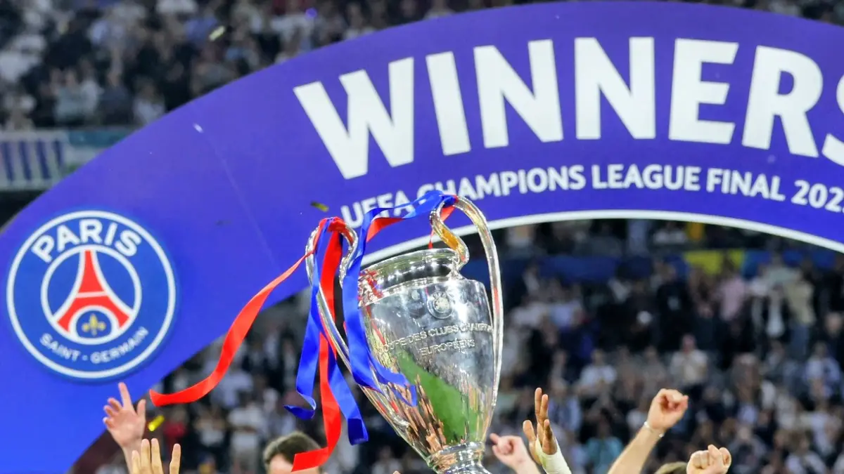 Pemain PSG saat mengangkat trofi Liga Champions Eropa.(net)