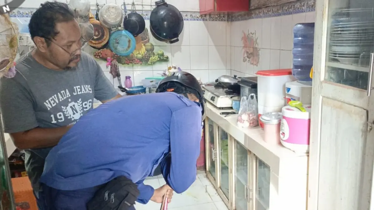 Petugas melakukan pencarian ular yang menyelinap di celah lemari di dapur warga Jalan Pelita, Kecamatan Mentawa Baru Ketapang. (Disdamkarmat Kotim)&nbsp;