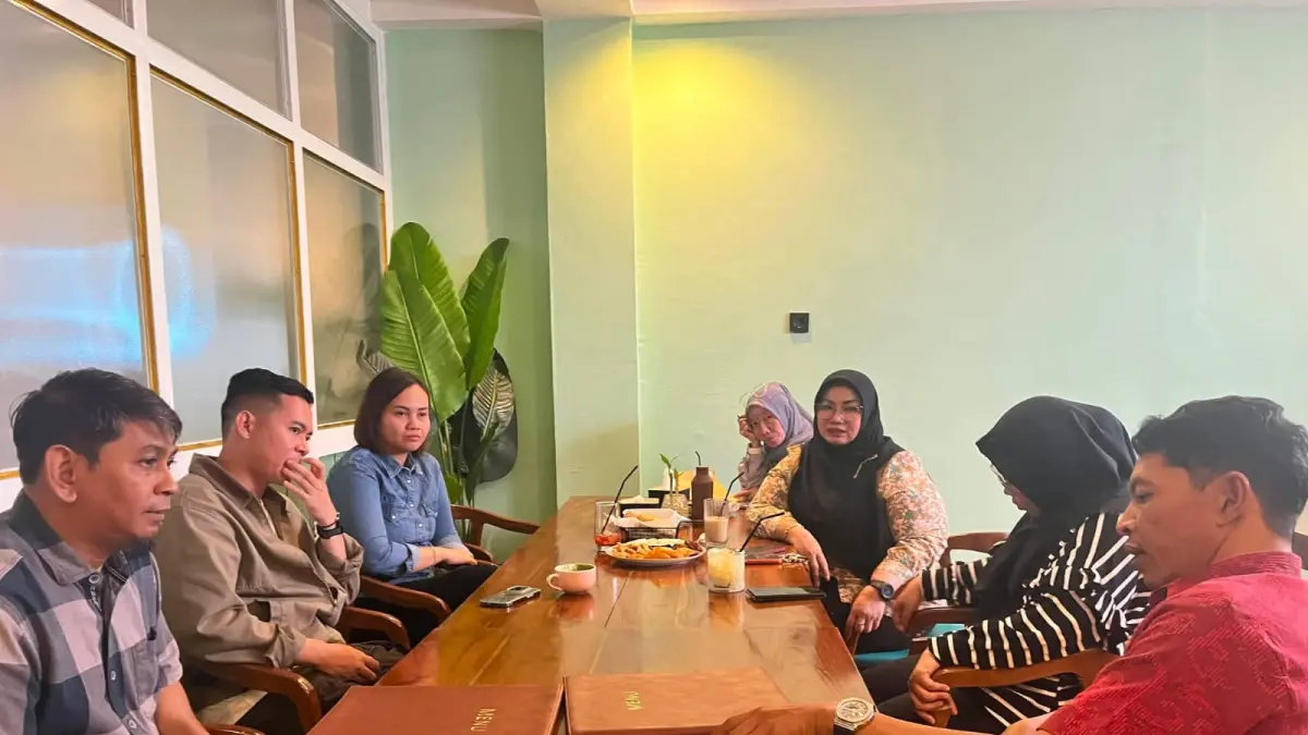 Wakil Bupati Kotim, Irawati, saat melakukan pertemuan dengan Kementerian Pekerjaan Umum dan pihak kontraktor pelaksana proyek terkait percepatan pembangunan SRT 55.  (Prokom/Radar Sampit)