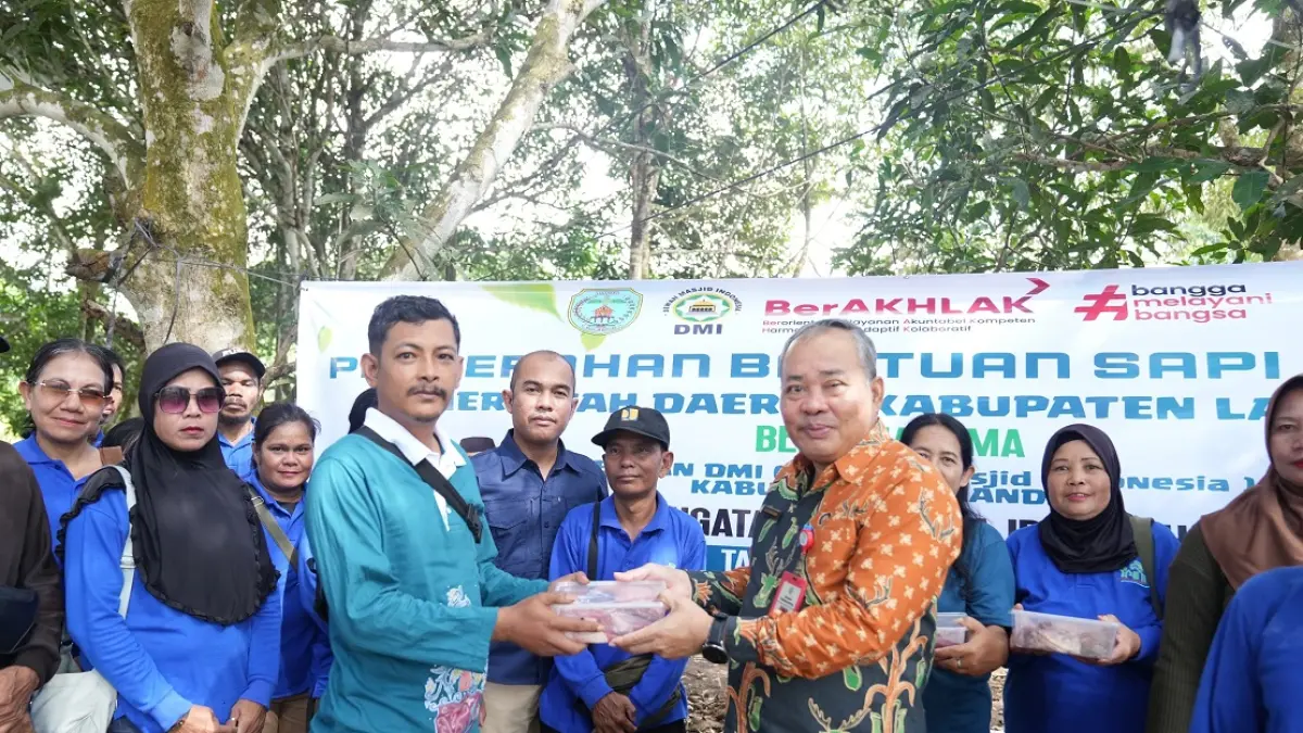 Assisten Setda Lamandau menyalurkan daging untuk petugas kebersihan. (ria/radar sampit) 