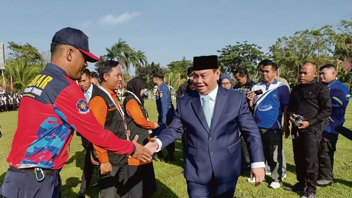 BERI SELAMAT: Bupati Kotim Halikinnor memberikan selamat kepada anggota Redkar MHU dan MHS yang baru diresmikan, Senin (1/6/2026). FOTO: YUNI/RADAR SAMPIT