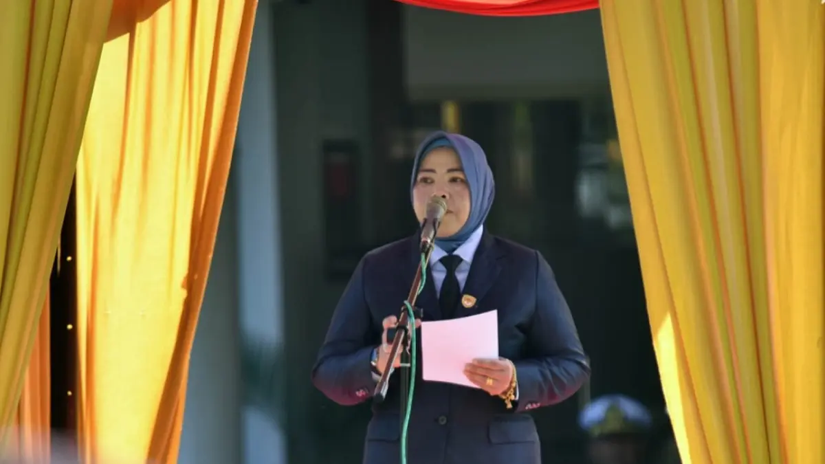 Bupati Kotawaringin Barat Hj Nurhidayah memimpin upacara peringatan Hari Lahir Pancasila 1 Juni 2026.   (SYAMSUDIN/RADAR SAMPIT) 