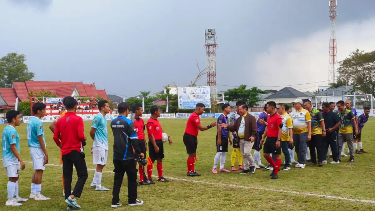 Bupati Kotim, Halikinnor, saat membuka Turnamen Sepak Bola HNR Cup II di Stadion 29 November Sampit, Minggu (31/5).  (Akbar/Radar Sampit)