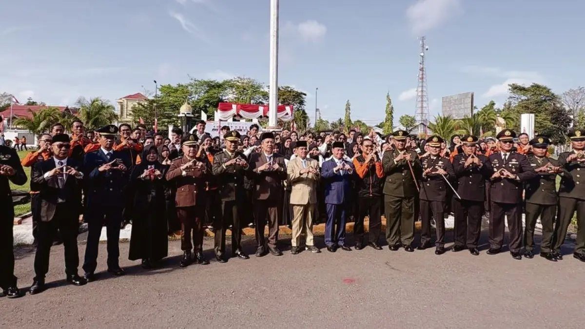 FOTO BERSAMA: Bupati Kotim Halikinnor dan unsur Forkopimda lainnya berfoto bersama pegawai BPS Kotim, Senin (1/6/2026). FOTO: YUNI/RADAR SAMPIT