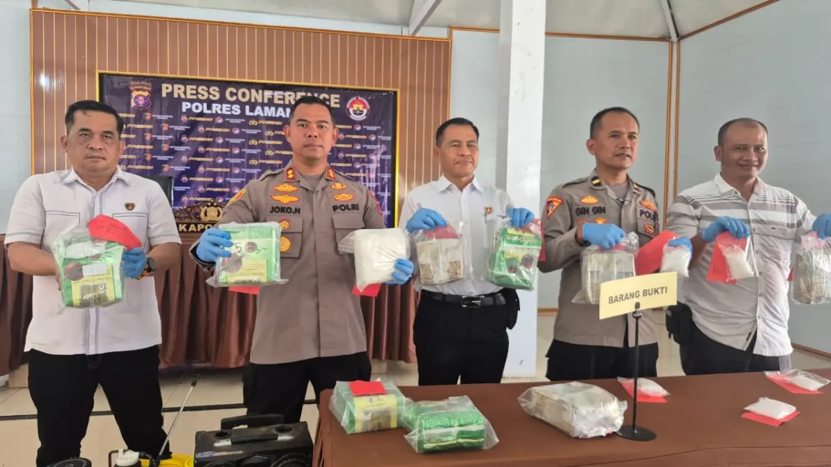 Jajaran Polres Lamandau saat memperlihatkan barang bukti sabu seberat 10,5 Kg, hasil penangkapan para kurir selama April-Mei 2026.(ria/radarsampit)