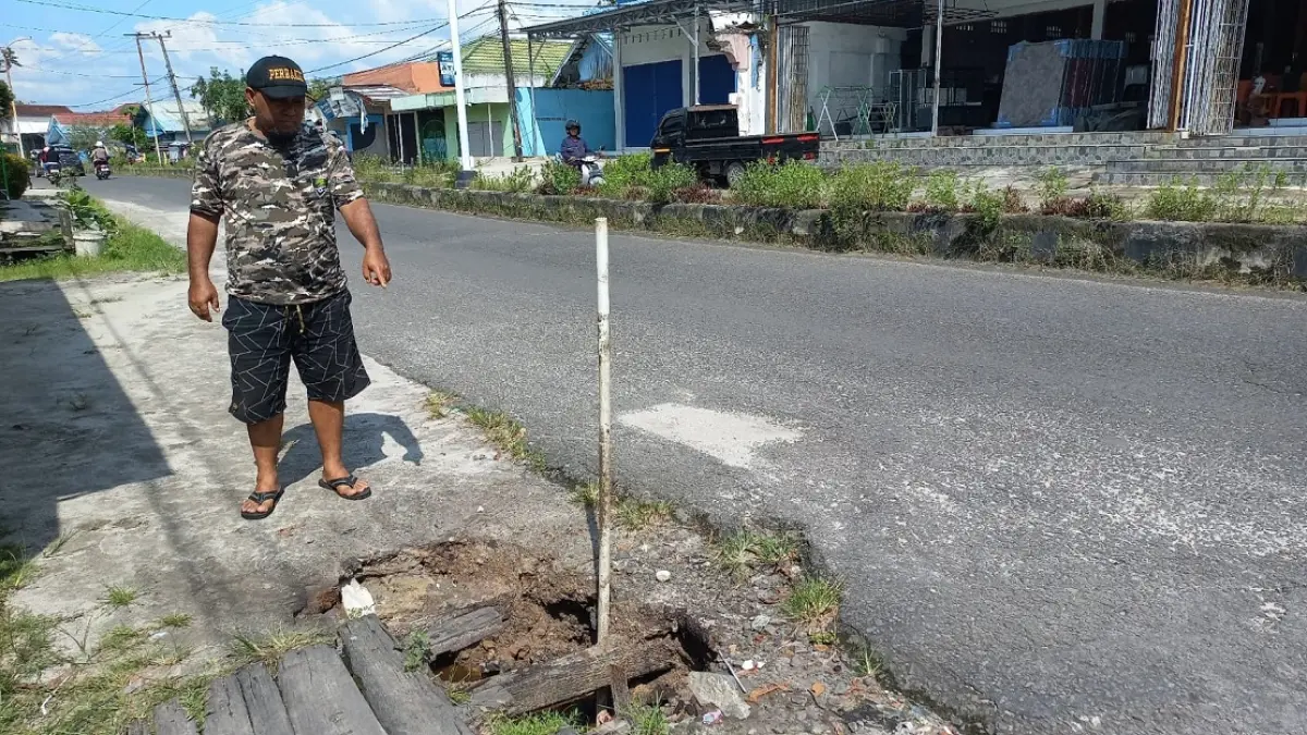 JEBOL: Warga menunjukkan siring jebol di Jalan Muchran Ali Sampit, Senin (1/6). (IST)&nbsp;