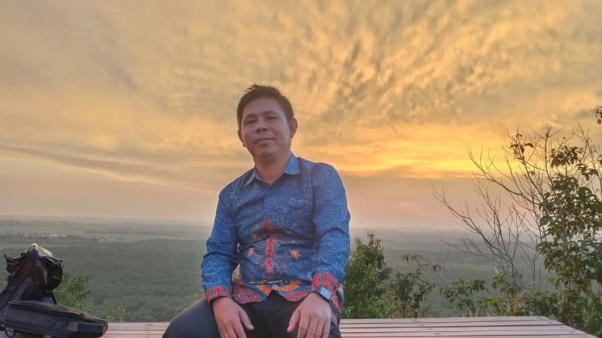 Kades Desa Jihing Ali Suanto saat berada di atas Bukit Jalungga sebagai objek wisata alam di Kabupaten Sukamara. FAUZIANNUR/RADAR SAMPIT