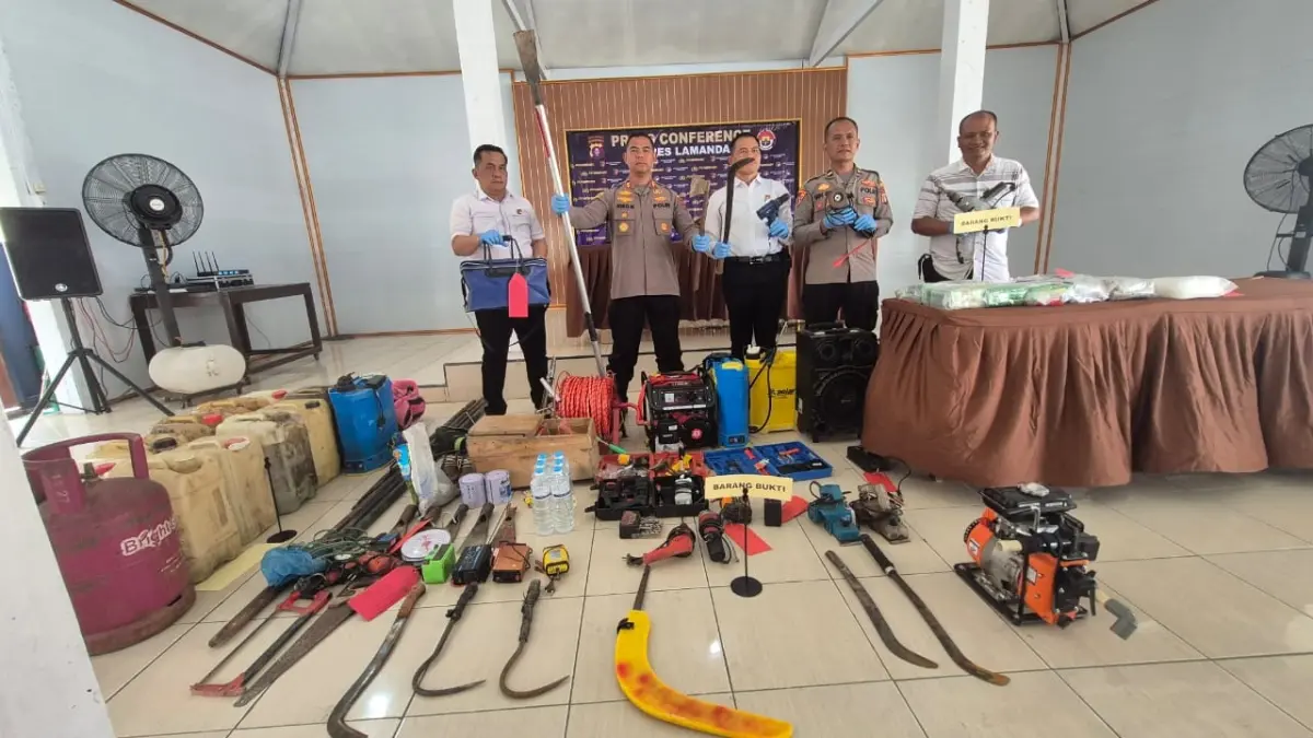 Kapolres Lamandau AKBP Joko Handono menunjukkan barang bukti pembobolan pondok kebun.&nbsp;(ria/radar sampit) 