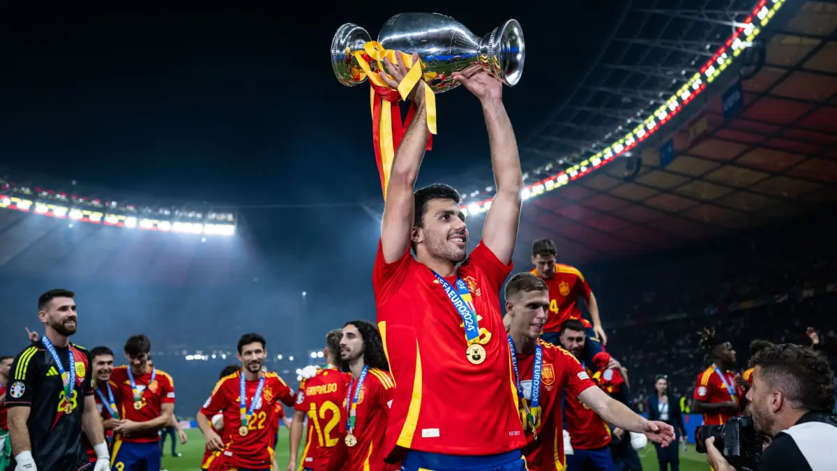 Kapten timnas Spanyol Rodri, saat mengangkap Piala Eropa yang mereka raih pada 2024 lalu.(dok.antara)