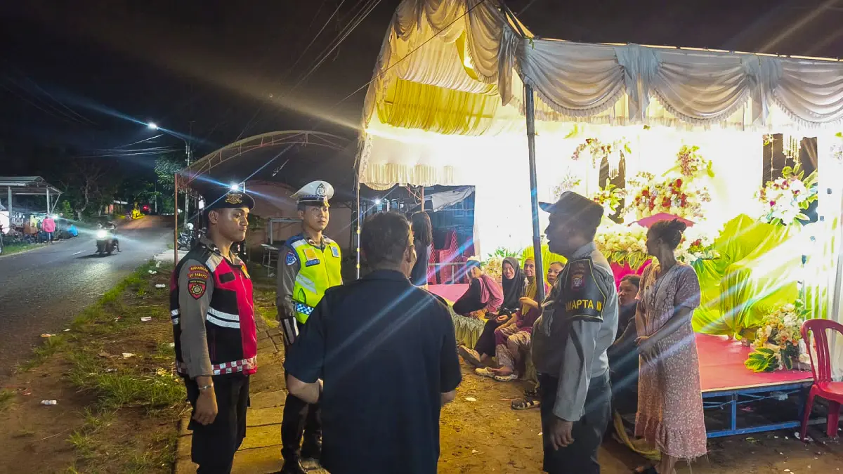 Keributan antarpemuda di tengah acara organ tunggal pesta pernikahan di Jalan S. Parman, Desa Persil Raya, Kecamatan Seruyan Hilir, Sabtu (30/5) malam. (RIFANI/RADAR SAMPIT)