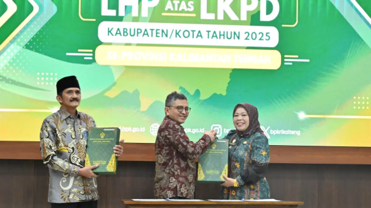 Ketua DPRD Kotawaringin Barat Mulyadin mendampingi Bupati Kobar saat menerima laporan Opini WTP. (syamsudin/radar sampit) 