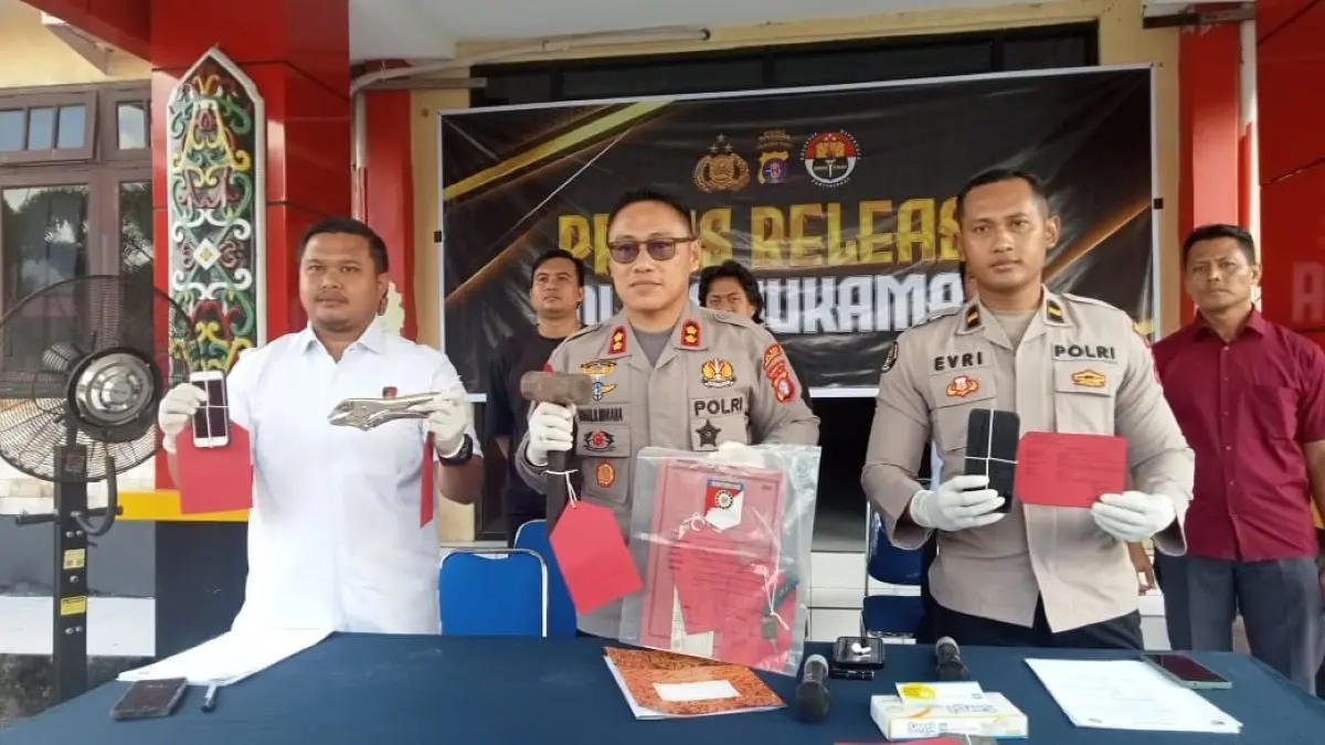 KRIMINAL: Kapolres Sukamara, AKBP Abdian Berkat Ndraha saat press rilis terkait pengungkapan empat kasus pencurian. FOTO: FAUZIANNUR/RADAR SAMPIT