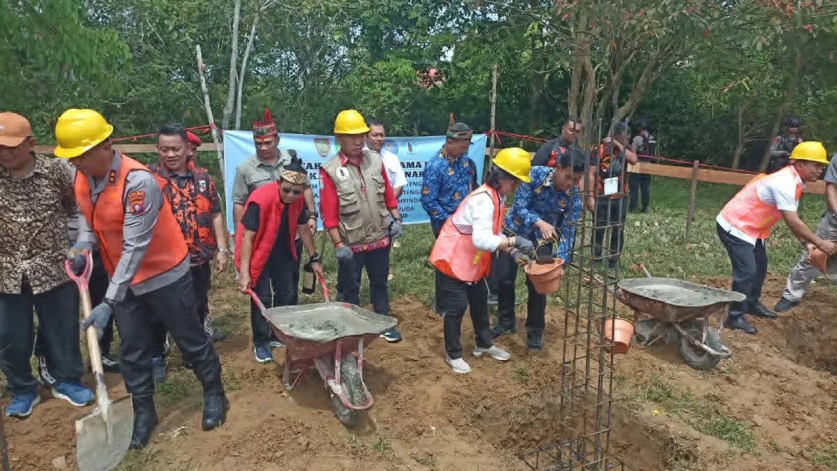 Peletakan batu pertama pembangunan posko anti narkoba di kawasan Puntun Palangka Raya, Senin (1/6).(Dodi/radarsampit)