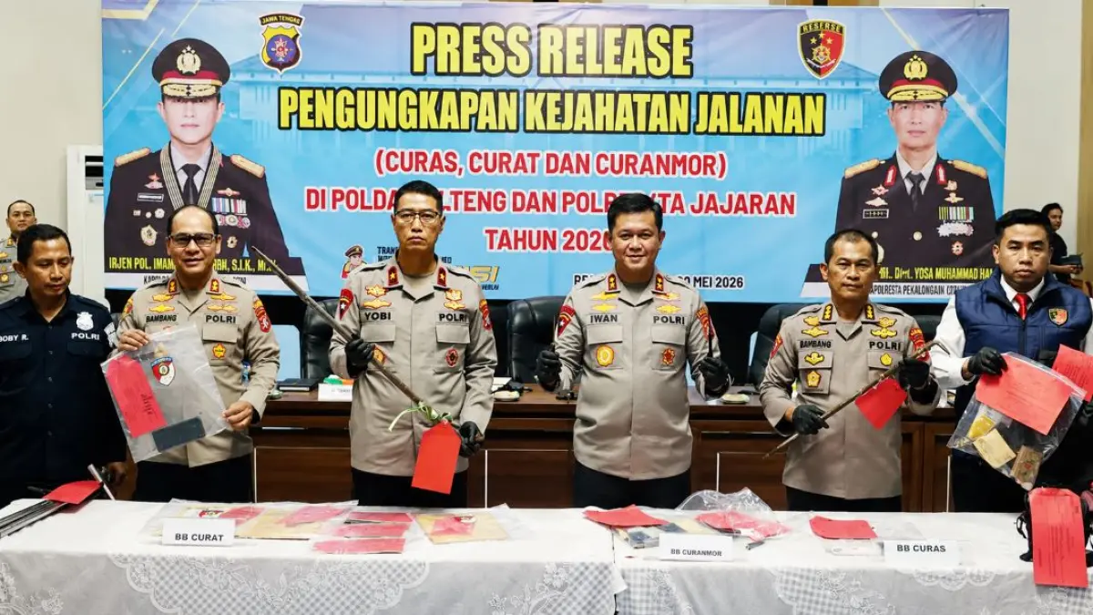 PRESS RILIS : Kapolda Kalteng Irjen Pol Iwan Kurniawan didampingi Wakapolresta Palangka Raya AKBP Moch. Isharyadi Fitriawan (pojok kanan) memperlihatkan barang bukti hasil kejahatan jalanan di Palangka Raya. FOTO: DODI/RADAR SAMPIT