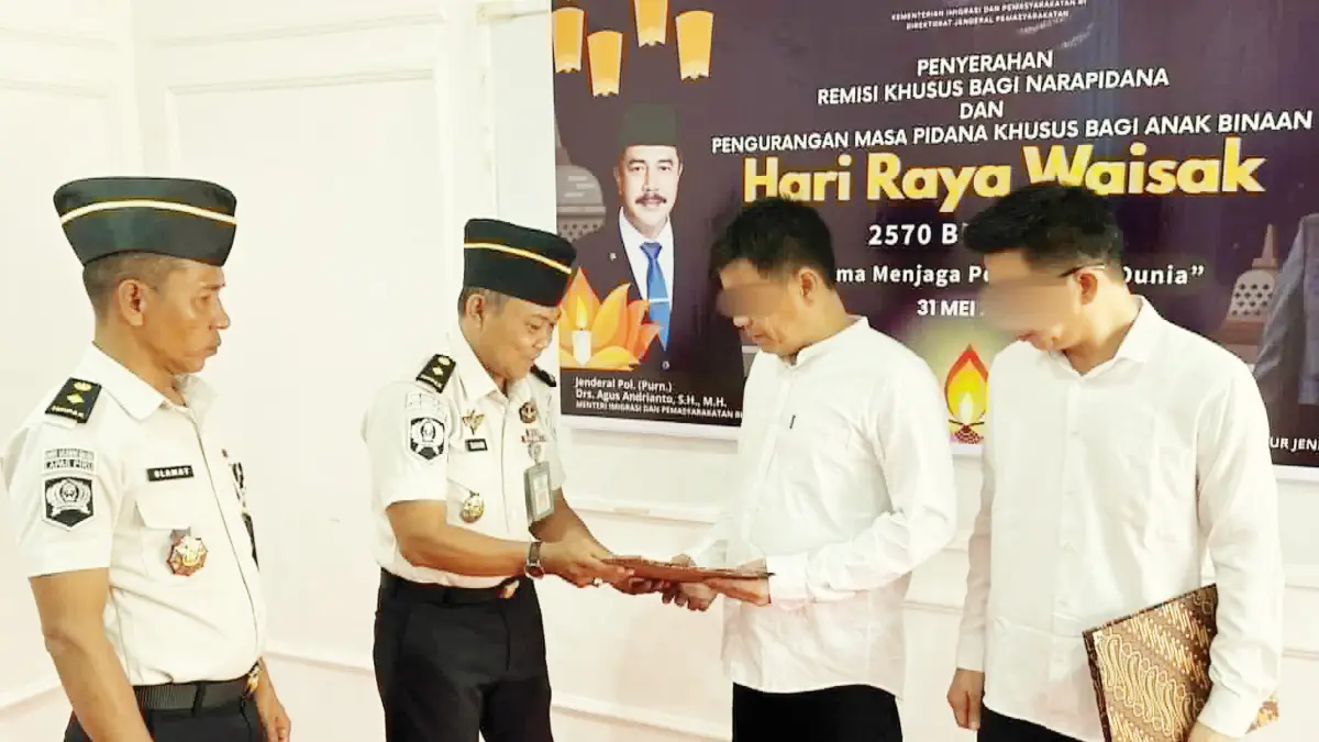 REMISI : Penyerahan SK remisi Khusus Hari Raya Waisak Tahun 2026 kepada perwakilan warga binaan pemasyarakatan (WBP) Lapas dan Rutan di Kalteng yang beragama Buddha. FOTO: IST/RADAR SAMPIT