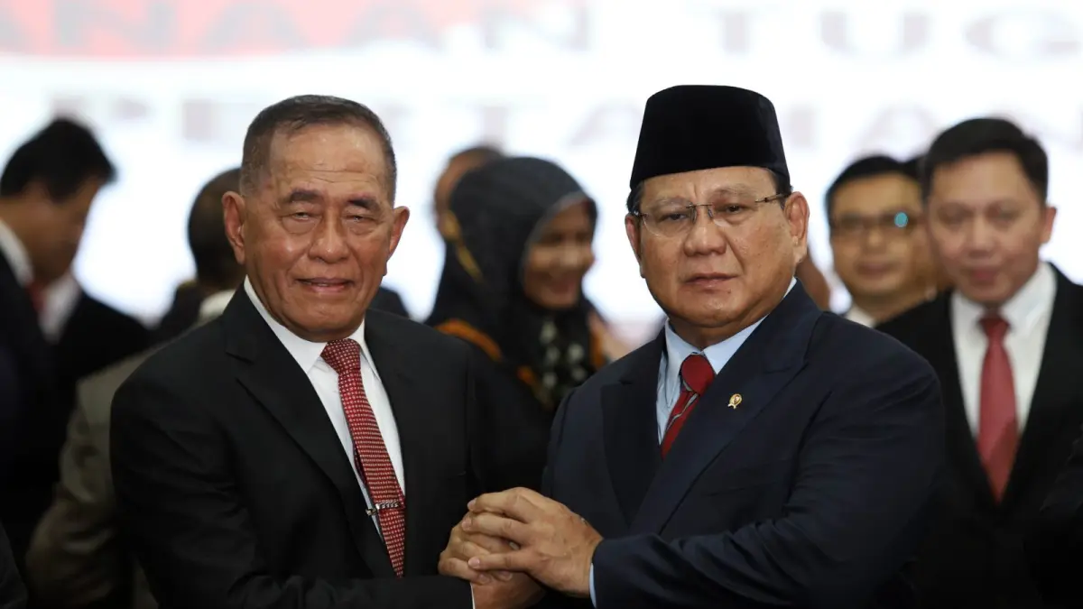 Saat Prabowo Subianto menjabat Menteri Pertahanan bersama pejabat lama Ryamizard Ryacudu saat acara serah terima jabatan di gedung Kementerian Pertahanan, Jakarta, Kamis (24/10/2019). (Dery Ridwansah/JawaPos.com)