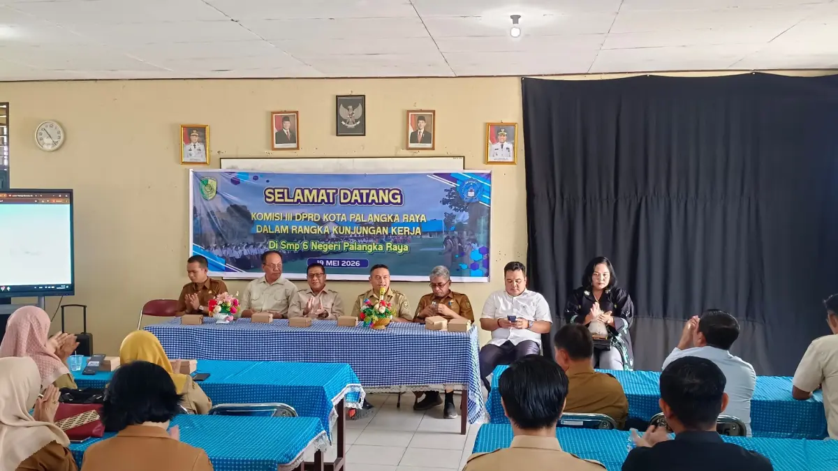 Sri Ani Rintuh (depan pojok kanan), bersama unsur pimpinan dan anggota DPRD saat kunjungan ke SMPN-6, belum lama tadi.(istimewa)