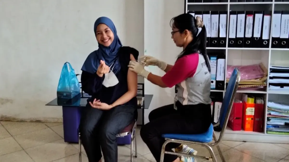 Suasana pelaksanaan vaksinasi campak rubella kepada tenaga medis intensif RSUD Kuala Kurun, pekan lalu. (DINAS KESEHATAN GUNUNG MAS)&nbsp;