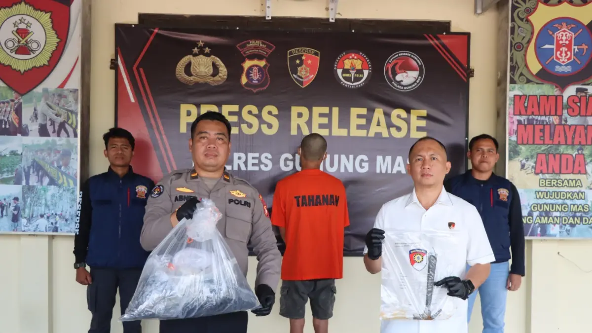 TERSANGKA: Press Rilis Polres Gunung Mas terkait penangkapan pelaku pembunuhan di kawasan Sungai Barou, Desa Sumur Mas, Kecamatan Tewah. (Arham Said/Radar Sampit)