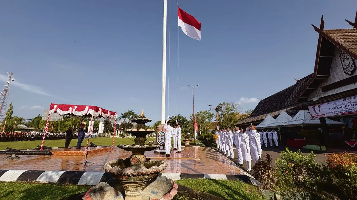 
UPACARA: Pengibaran Bendera Merah Putih dalam upacara peringatan Hari Lahir Pancasila, Senin (2/6/2026). FOTO: YUNI/RADAR SAMPIT
