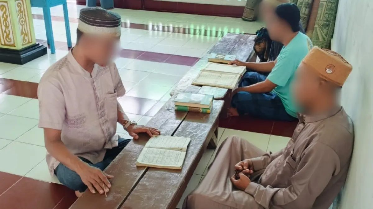 Warga binaan pemasyarakatab sedang belajar mengaji di Masjid At-Taubah Lapas Sampit, Sabtu (30/5). (LAPAS SAMPIT)

&nbsp;