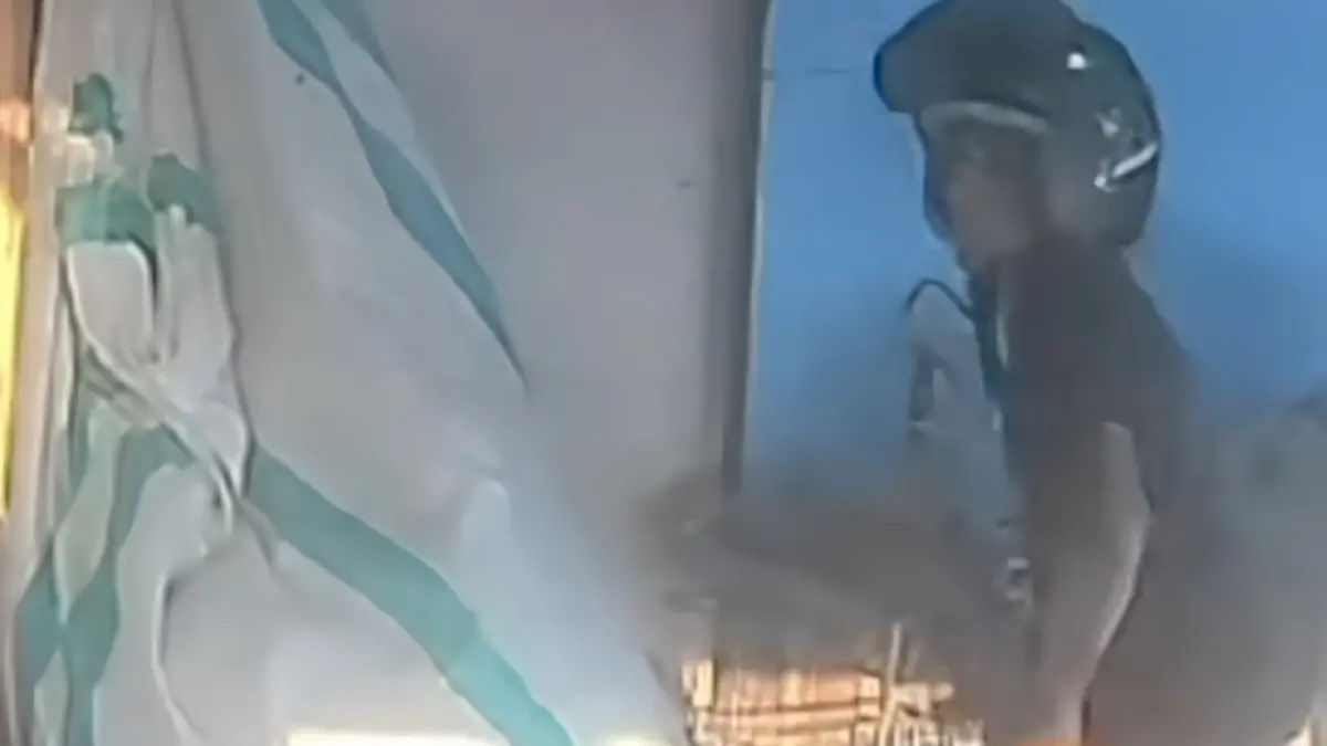 Aksi pencuri terekam kamera pengawas memasukan burung ke dalam celananya. (Warga/Radar Sampit) 