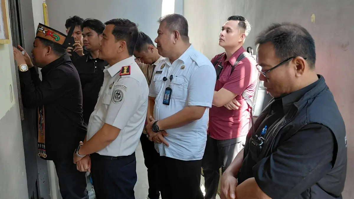 Anggota Komisi XIII DPR RI Bias Layar saat menjenguk ruangan isolasi di Lapas Palangka Raya, pasca wafatnya seorang warga binaan yang mendapatkan hukuman seumur hidup, Senin (1/6).(istimewa/Lapas Palangka Raya)